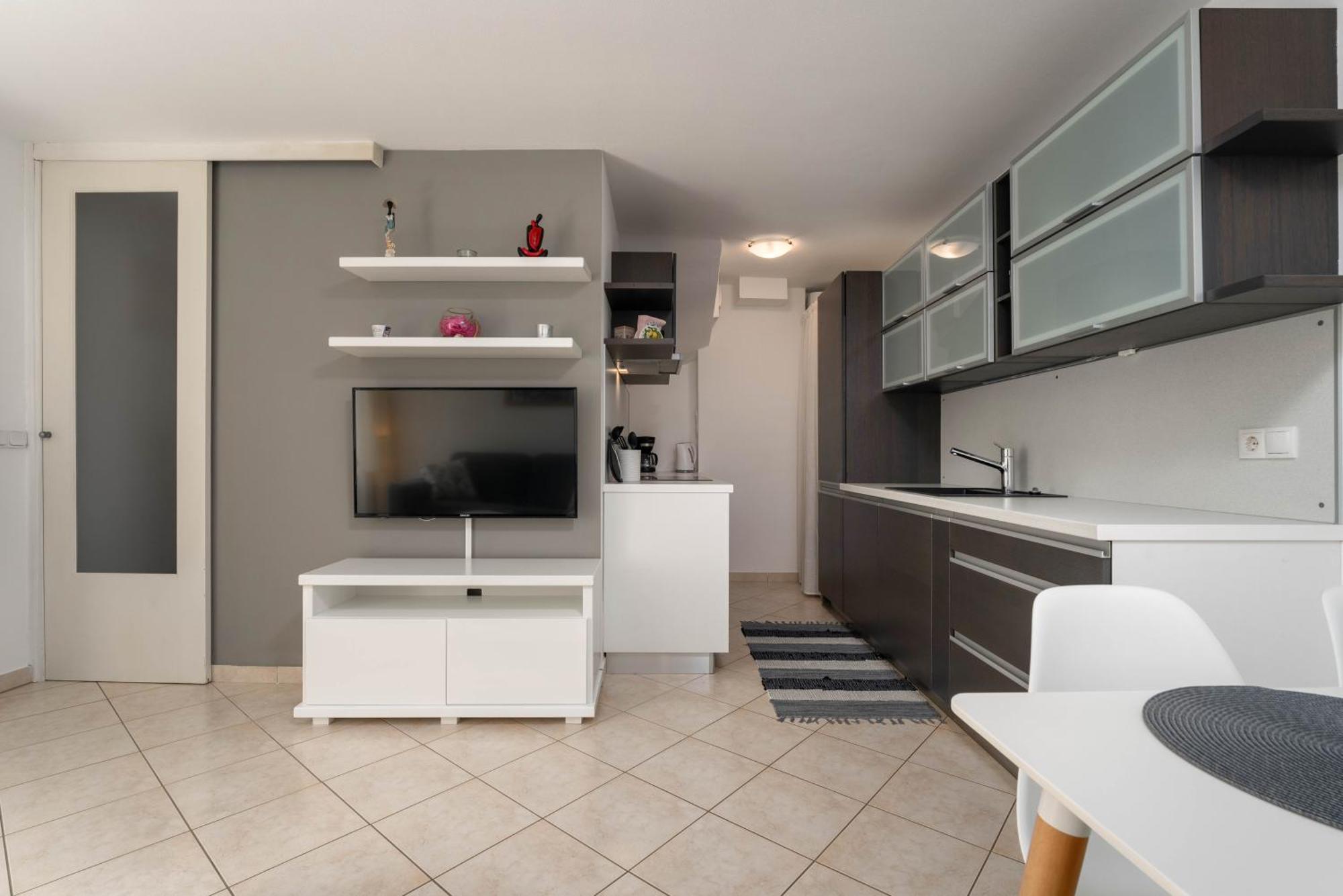 Degrassi Square Apartments (Adults Only) Vrsar Exterior foto