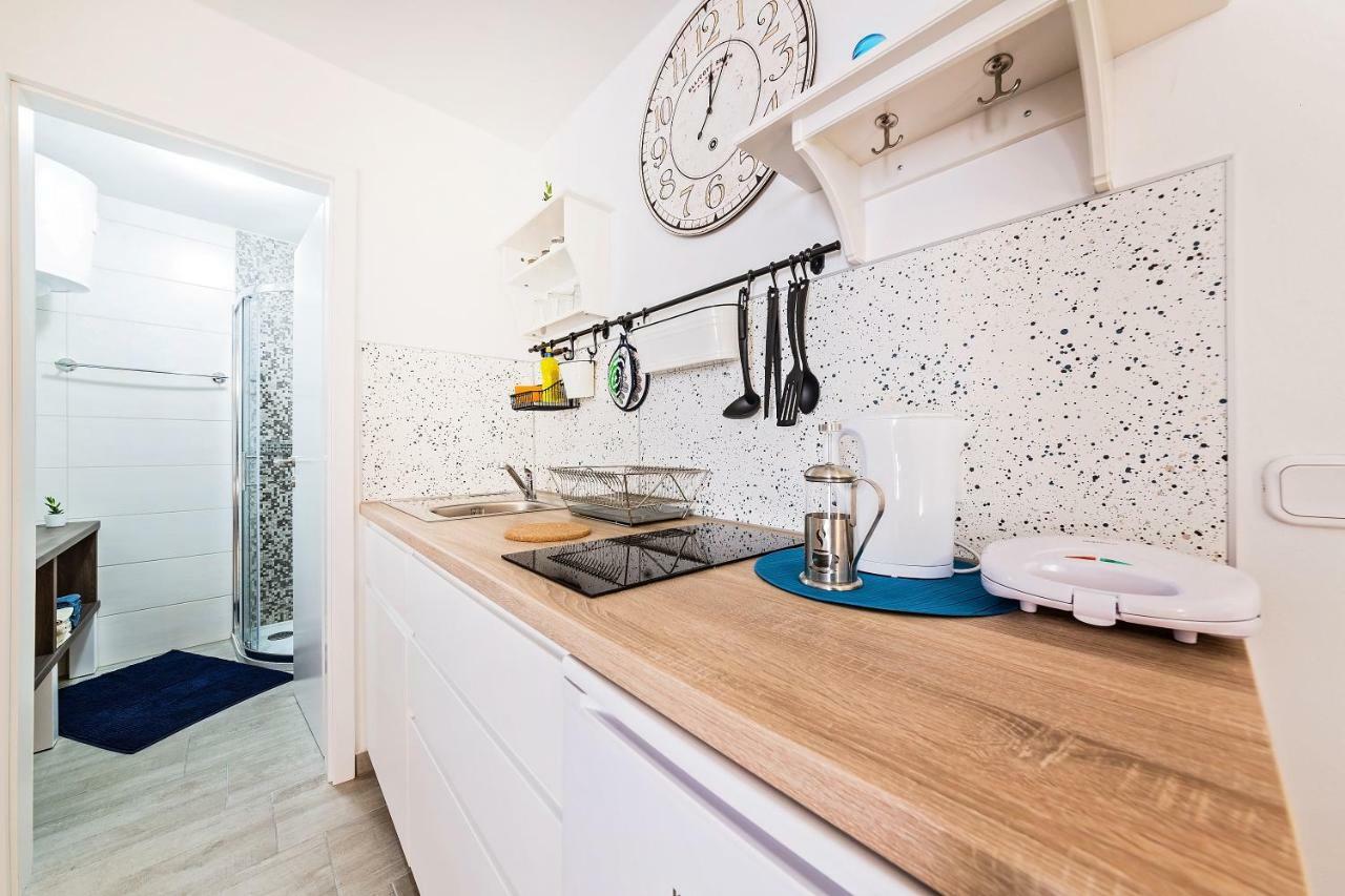 Degrassi Square Apartments (Adults Only) Vrsar Exterior foto