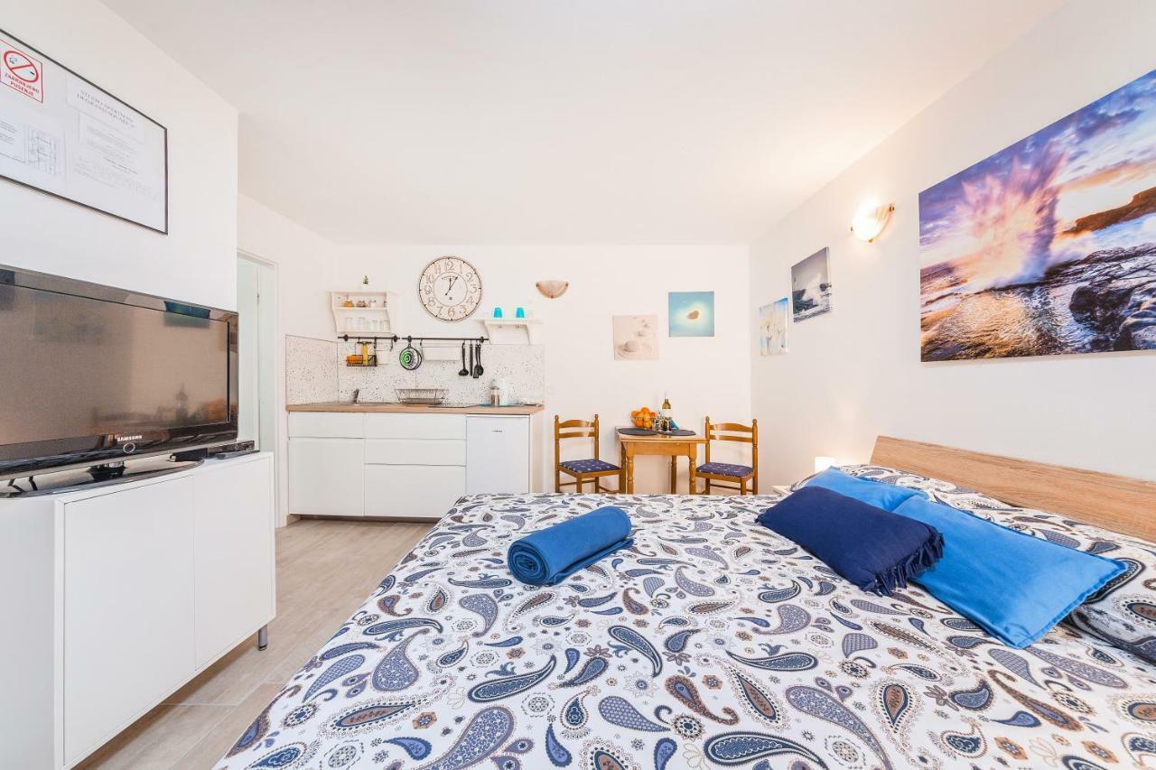 Degrassi Square Apartments (Adults Only) Vrsar Exterior foto