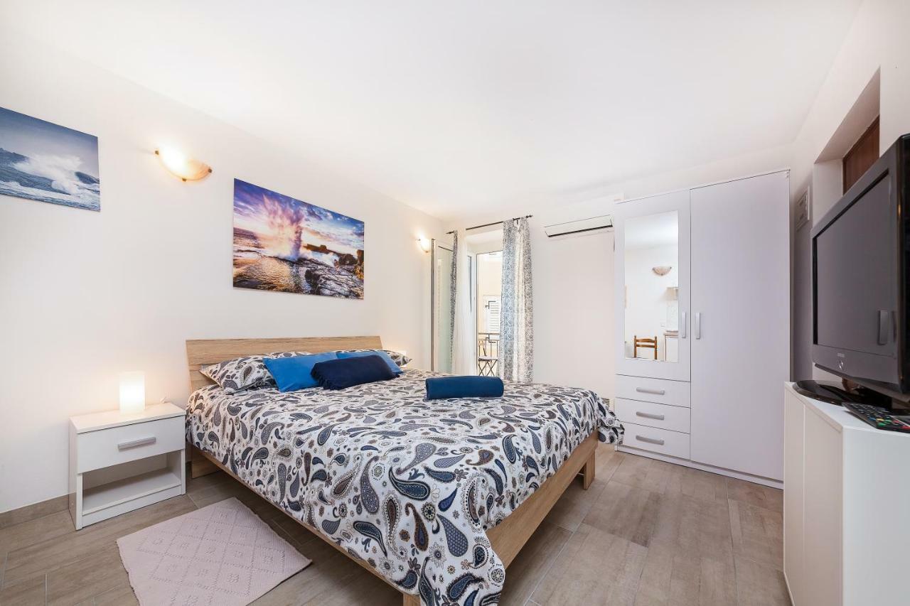 Degrassi Square Apartments (Adults Only) Vrsar Exterior foto