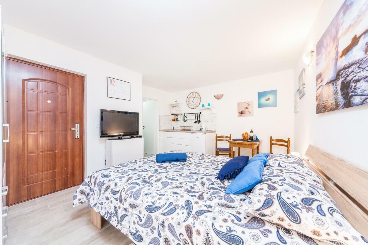 Degrassi Square Apartments (Adults Only) Vrsar Exterior foto