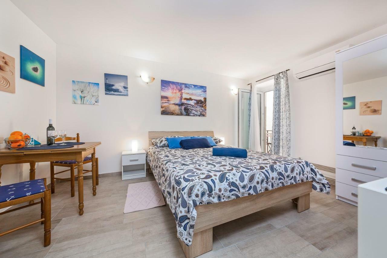 Degrassi Square Apartments (Adults Only) Vrsar Exterior foto